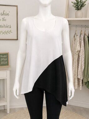 4 for $25 💛 Penningtons Black and White Asymmetrical Blouse / Top Size 3x